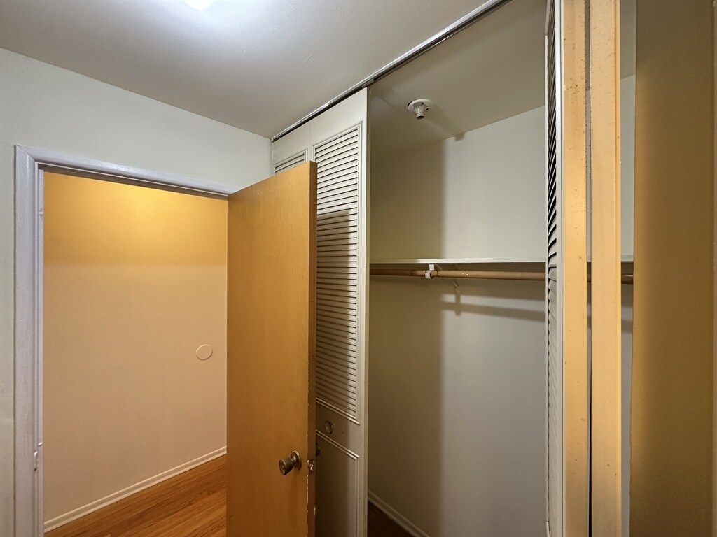 Building Photo - 665 W Wrightwood Ave