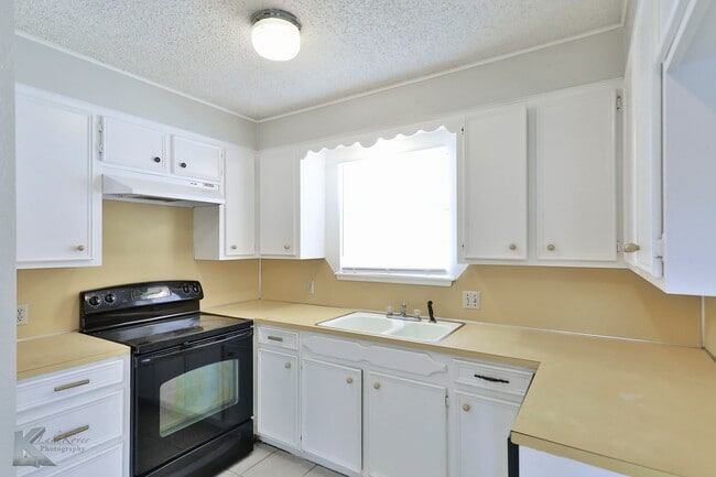 Building Photo - 3/2 REMODEL in 2024!