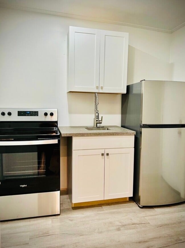 Building Photo - 1324 5th Ave