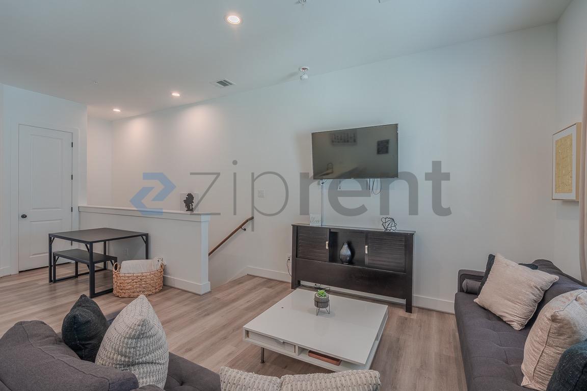 Building Photo - Unit B