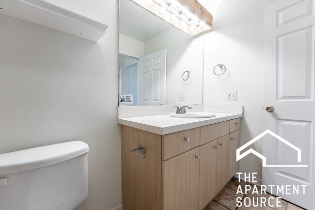 Building Photo - HUGE 4BR/2BA Duplex Close to Blue Line