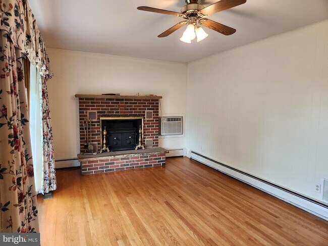 Building Photo - 12426 Legore Rd