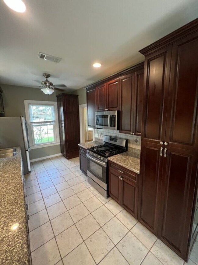 Building Photo - Vintage 3 Bedroom Home in historic University Gardens near LSU Lakes!