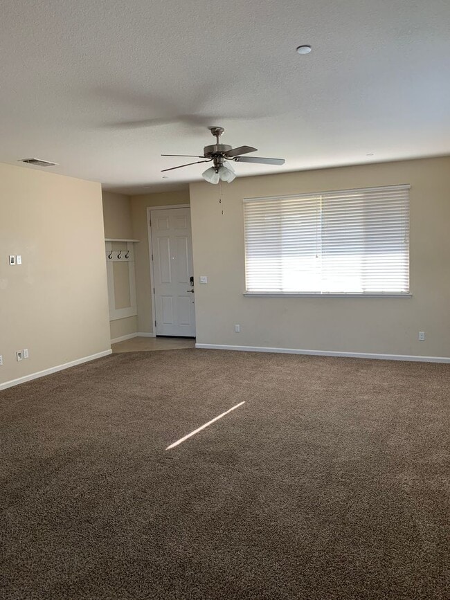 Building Photo - 3 Bedroom 2 Bath