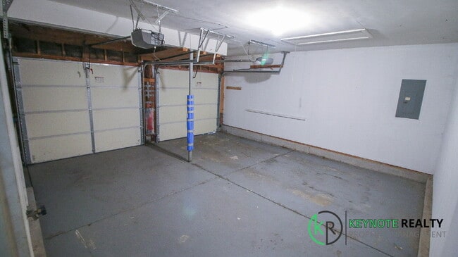 Building Photo - Gorgeous 4 Bedroom, 4 Bathroom Home Availa...