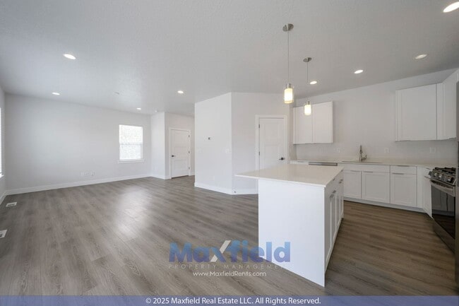 Building Photo - Spacious Twin Home - EV friendly - North S...