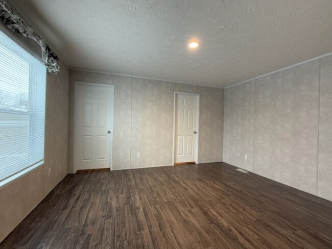 Building Photo - 38064 Leverette Ave