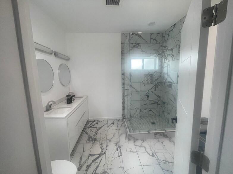 Building Photo - 10863 Nettleton St