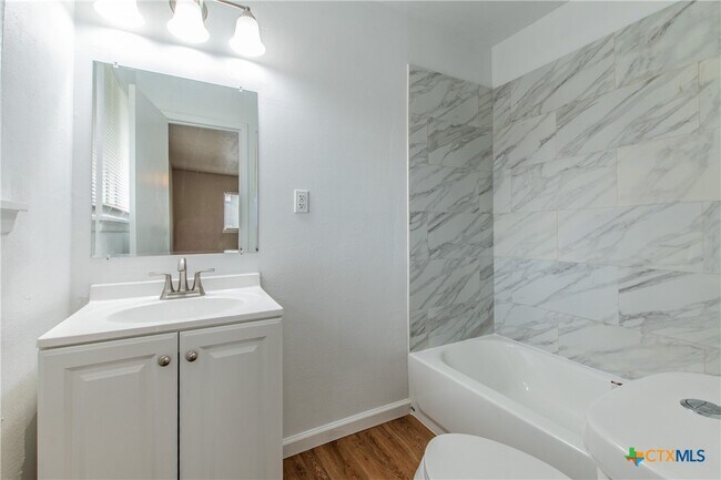 Building Photo - 3209 Shady Hill Dr