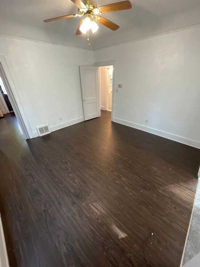 Building Photo - 2 Bedroom 1 Bathroom Multi-Family Home in Allen Park- 1st Floor Flat