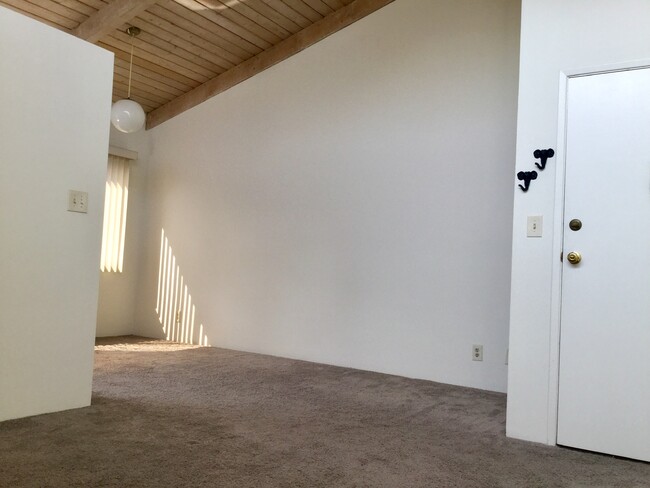 Building Photo - 2493 1/2 S Barrington Ave