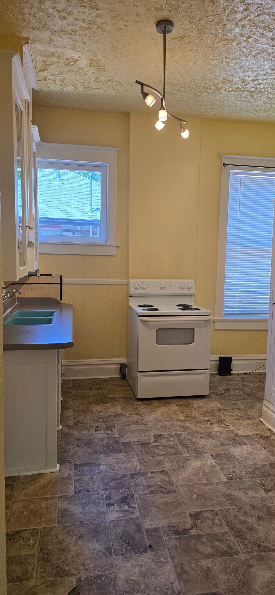 Building Photo - 1057 S 900 E