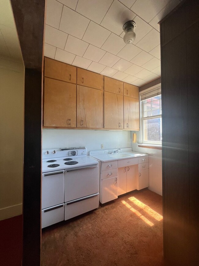 Building Photo - 1 Bed 1 Bath Apartment- Walking Distance f...