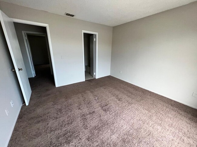 Building Photo - 2 bed/ 1.5 bath Townhouse in Kissimmee nea...