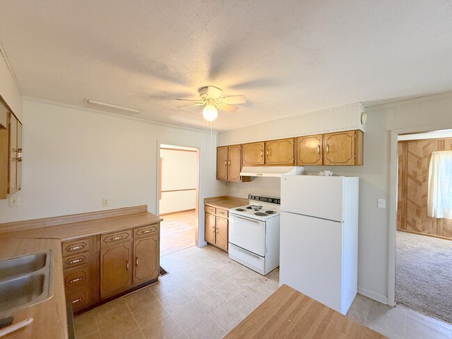 Building Photo - 3811 Lakeview Dr NW