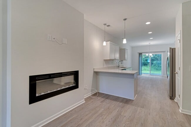 Building Photo - Conveniently located 3 bedroom, 2.5 bathroom townhome in The Commons subdivision