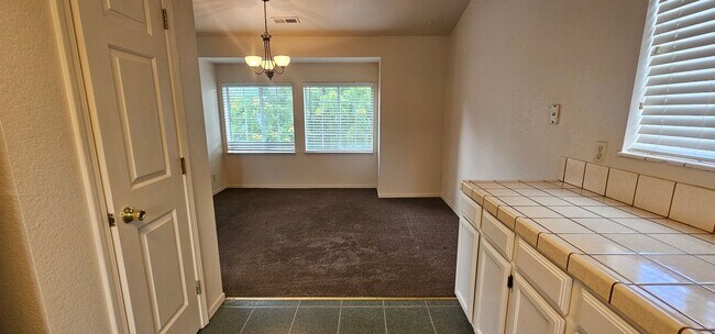 Building Photo - Great Stafford Glen Upstairs Condo