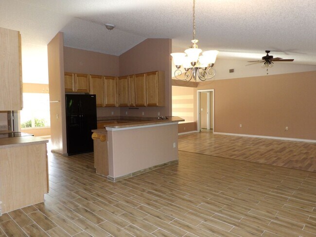 Building Photo - Spacious 4 Bedroom 2236 Sq Ft Call Carole Arcaro 386-216-4900 Deltona L Realty