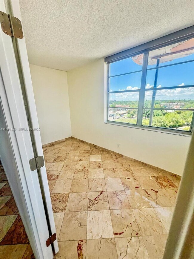 Building Photo - 2025 NE 164th St