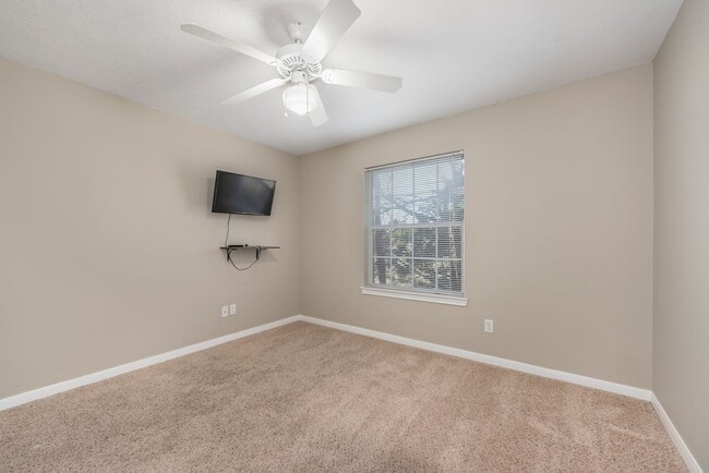 Building Photo - August 2026 Pre-Lease! Fantastic 4 Bed, 3 Bath Near Campus!