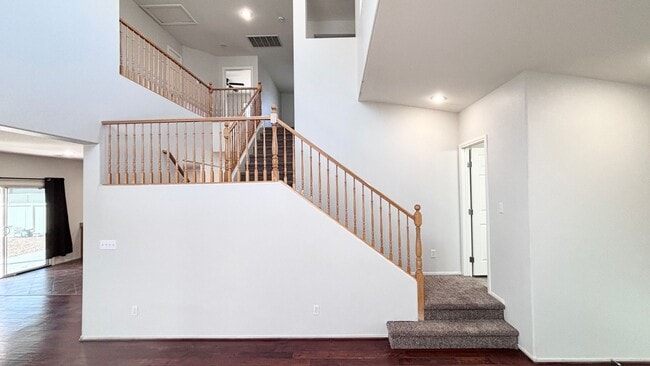 Building Photo - 2-story home with a Beautiful Sparkling Pool! Great floor plan!