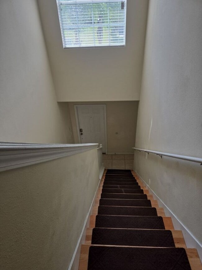Building Photo - Amazing 4 Bedroom + Office/Bonus Room, 2 1...