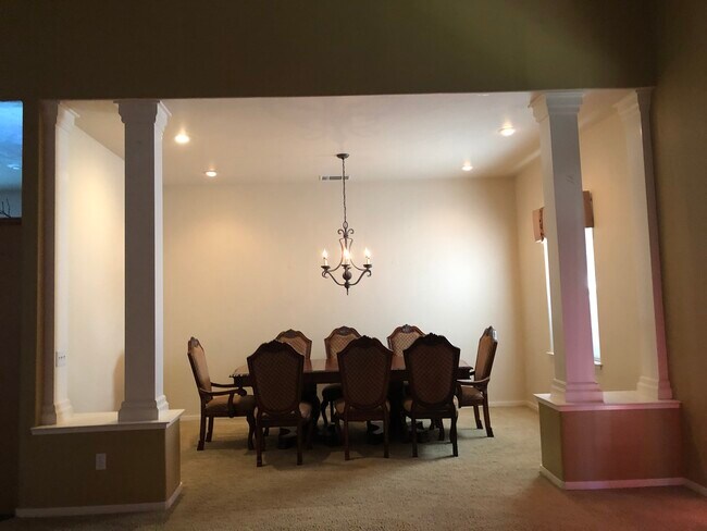 Building Photo - 2011 S Cottonwood St