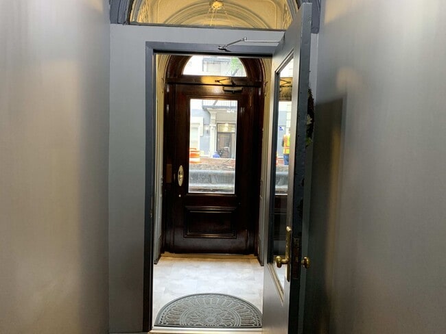 Building Photo - 320 W 47th St