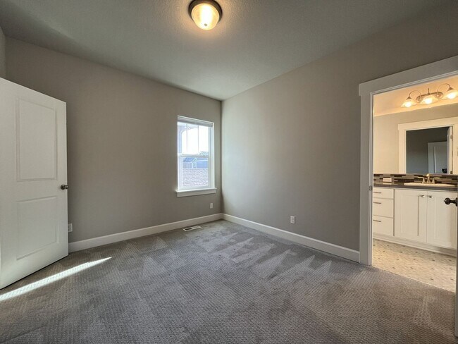 Building Photo - 3-Bedroom Home in Reed’s Crossing with Luxurious Primary Suite & Open Floor Plan, Fireplace, Wash...