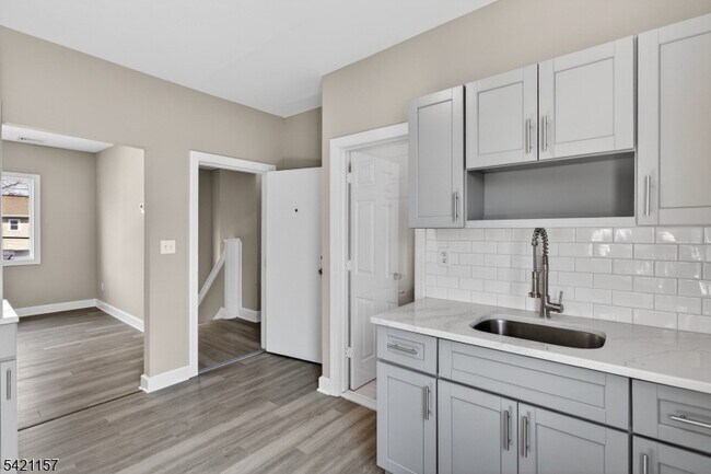 Building Photo - 378 Grand St