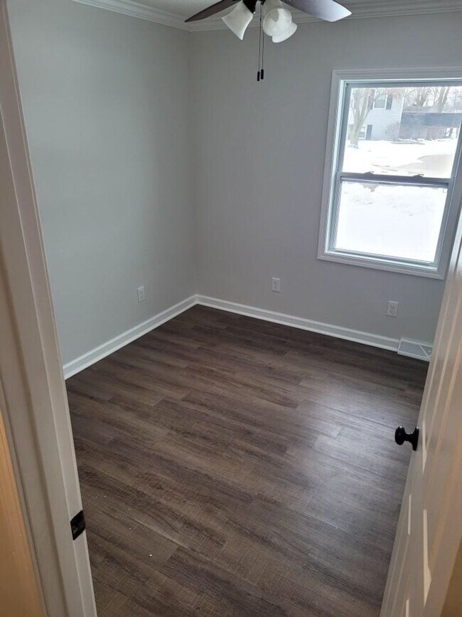 Building Photo - 3 Bedroom 2 Bath Camanche IA 815-275-3632