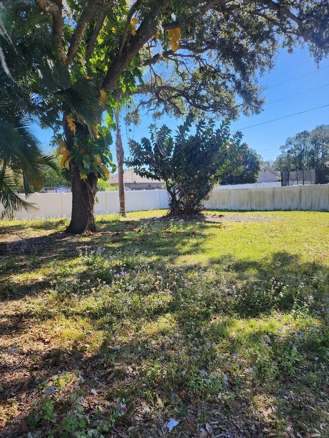 Building Photo - CHARMING 3 BEDROOM HOME WITH 1 CAR GARAGE