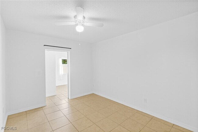 Building Photo - 6004 Deming Ave