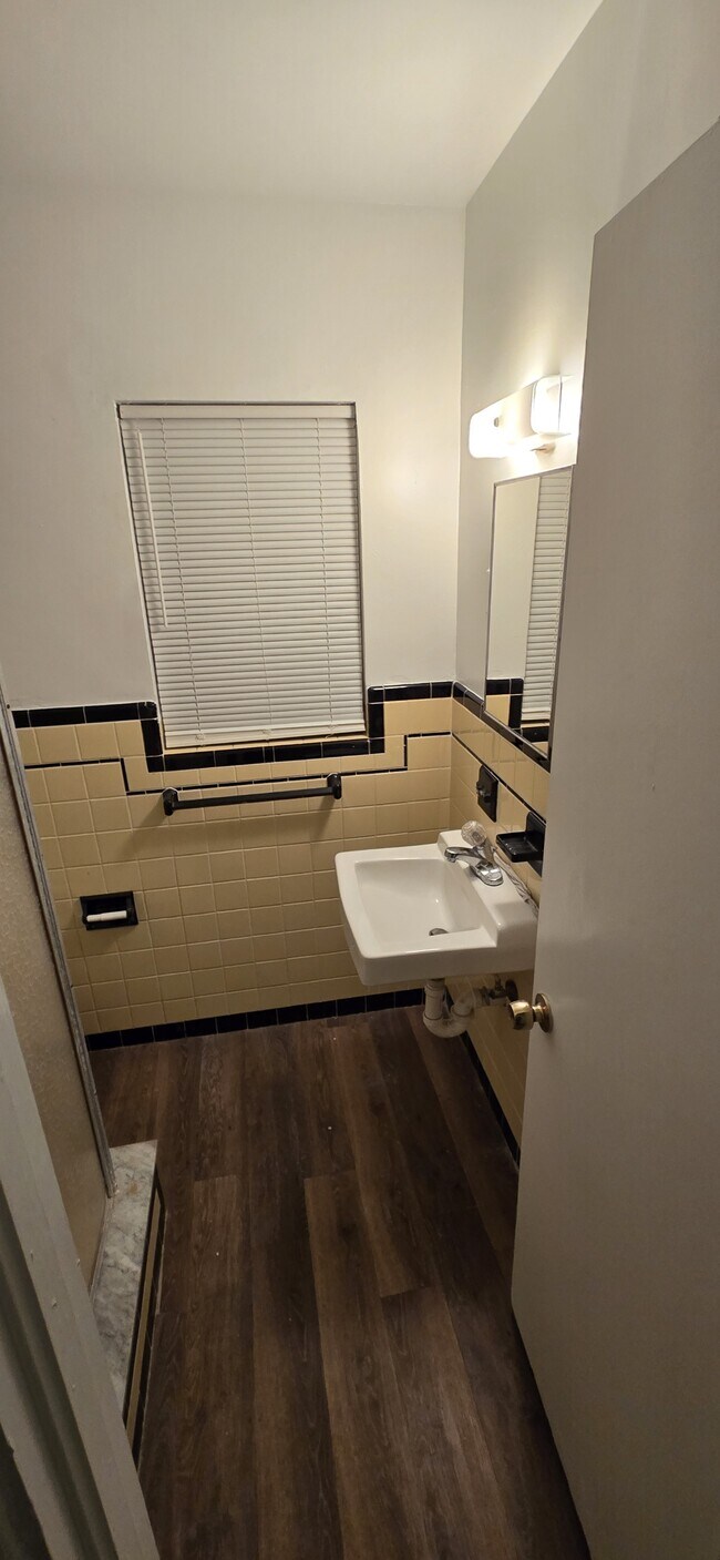 Building Photo - 1908 20th Ave W