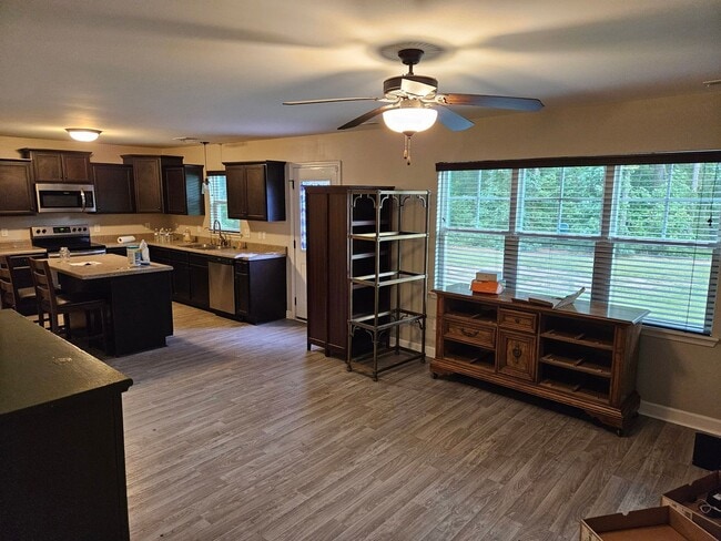 Building Photo - Charming 3-bedroom, 2-bathroom unfurnished...