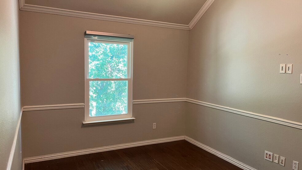 Building Photo - 1324 Hillcrest Dr