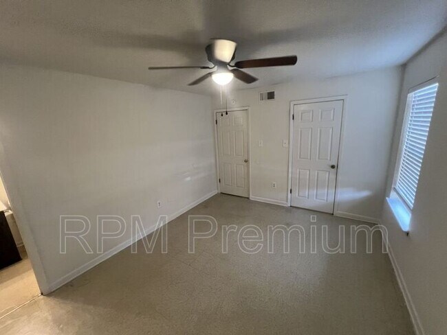 Building Photo - 2150 N Sherwood Forest Dr