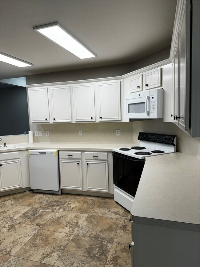 Building Photo - 18614 Timbers Dr