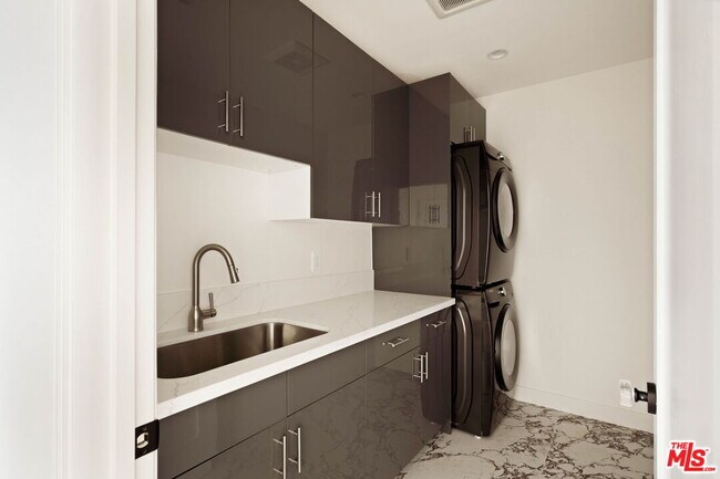 Building Photo - 308 S Highland Ave