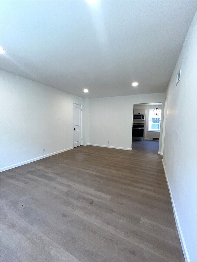Building Photo - 3911 Jamieson Ave