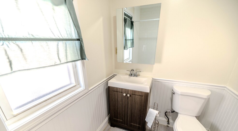 Building Photo - 46 Paulina St