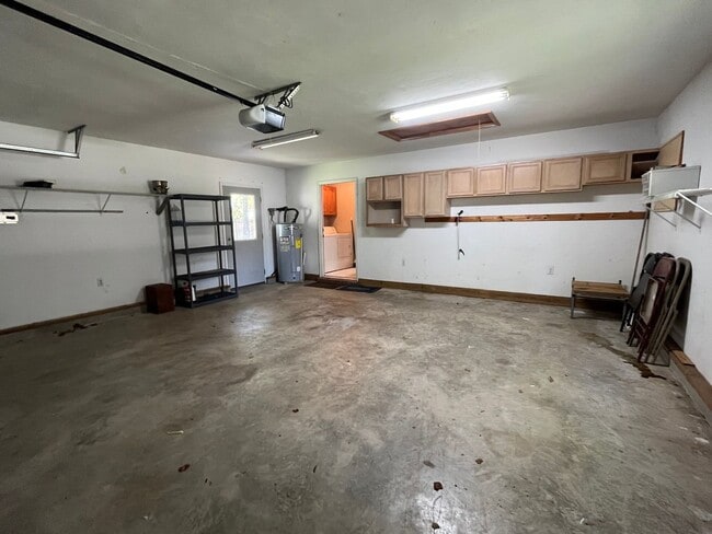 Building Photo - 3BR/2BA Home with 2 Car Garage, Fenced Yard & RV Hookups – Lake City, FL