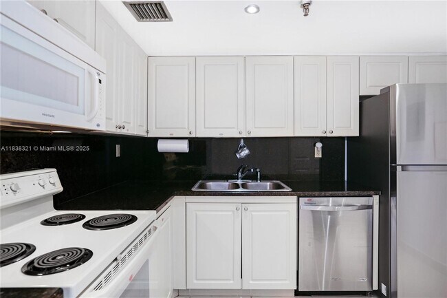 Building Photo - 4301 Collins Ave