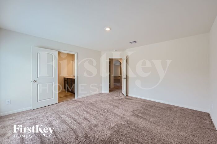 Building Photo - 26615 Ezemily Dr