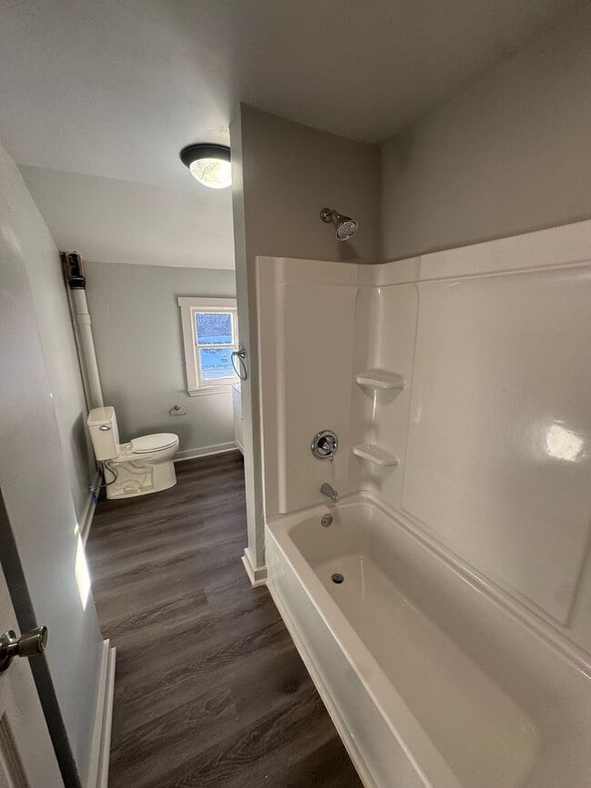 Building Photo - 315 Center St