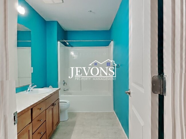 Building Photo - Experience this beautiful SeaTac single-family home with an equipped kitchen, high ceilings, near...