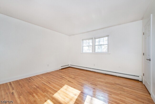 Building Photo - 4 Maureen Ct