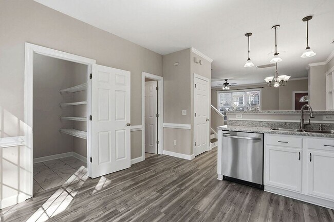 Building Photo - AVAILABLE NOW – Beautiful 3 Bed / 2.5 Bath Townhome in Prime North Raleigh Location