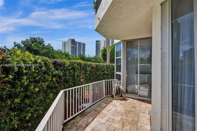 Building Photo - 3500 Mystic Pointe Dr