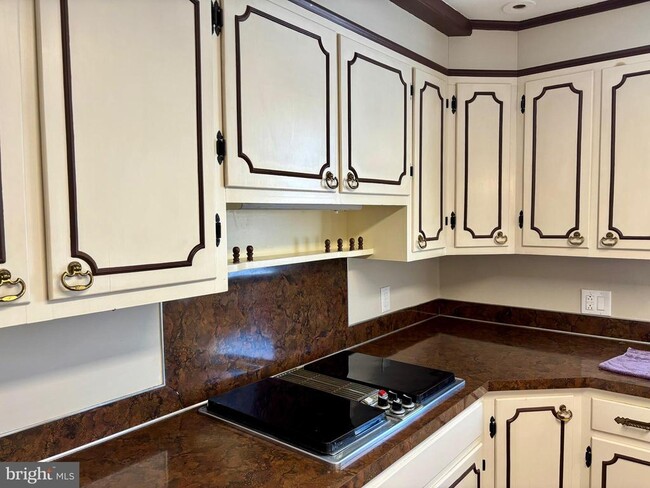 Building Photo - 659 N Main St